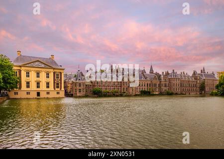 Le Mauritshuis et le Hofvijver situés dans le centre-ville de la Haye, pays-Bas Banque D'Images