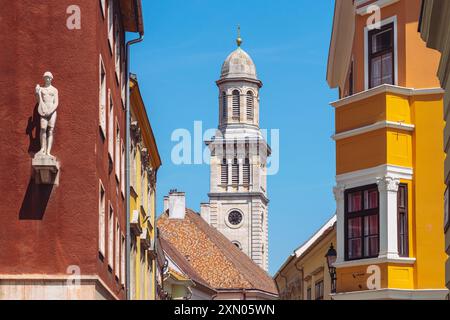 Vue de l'église luthérienne de Sopron depuis la rue de l'église, une sculpture de la jeune fille avec la guitare peut être vue sur la gauche, Sopron, Hongrie Banque D'Images