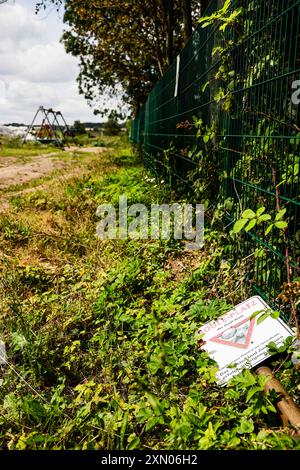 Arnis, Allemagne. 24 juillet 2024. Le panneau pour la cour de boules est situé sur les rives du Schlei, qui a été inondé lors de la grave onde de tempête de la mer Baltique à l'automne 2023. La digue à Arnis a été percée sur une longueur de 60 mètres. Tout le long de la côte, des digues et des installations portuaires ont été endommagées ou détruites, et des maisons, des campings et des hôtels ont été dévastés. Le gouvernement de l'État a estimé les dégâts à environ 200 millions d'euros. Crédit : Frank Molter/dpa/Alamy Live News Banque D'Images