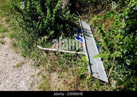 Arnis, Allemagne. 24 juillet 2024. Les panneaux de signalisation routière se trouvent sur les rives du Schlei, qui a été inondé lors de la grave onde de tempête de la mer Baltique à l'automne 2023. La digue à Arnis a été percée sur une longueur de 60 mètres. Tout le long de la côte, des digues et des installations portuaires ont été endommagées ou détruites, et des maisons, des campings et des hôtels ont été dévastés. Le gouvernement de l'État a estimé les dégâts à environ 200 millions d'euros. Crédit : Frank Molter/dpa/Alamy Live News Banque D'Images