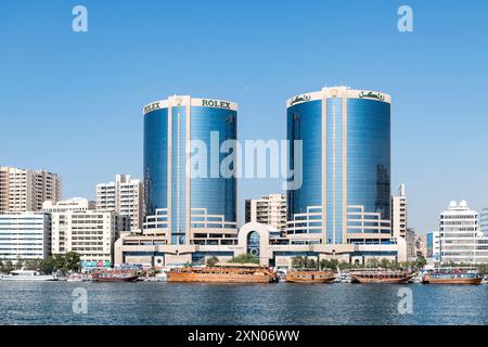 Émirats arabes Unis, Dubaï, 20 janvier 2018. Les tours jumelles Deira, également connues sous le nom de tours jumelles Dubaï ou tours Rolex avec des Dhows arabes Banque D'Images