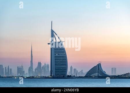 Emirats Arabes Unis, Dubaï, 2 février 2018. Temps clair sur Dubaï au lever du soleil avec 16 degrés Celsius (61F), Émirats arabes Unis Banque D'Images