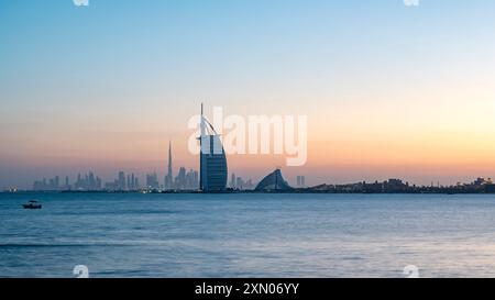 Emirats Arabes Unis, Dubaï, 2 février 2018. Temps clair sur Dubaï au lever du soleil avec 16 degrés Celsius (61F), Émirats arabes Unis Banque D'Images