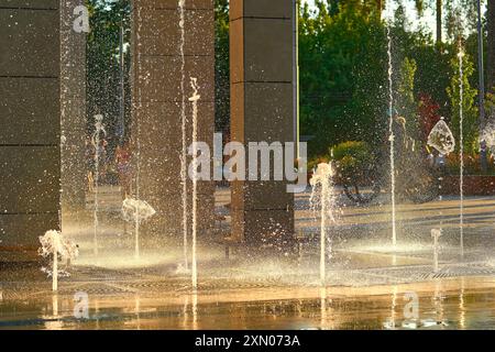 structure ornementale dans une piscine ou un lac à partir de laquelle un ou plusieurs jets d'eau sont pompés dans l'air Banque D'Images