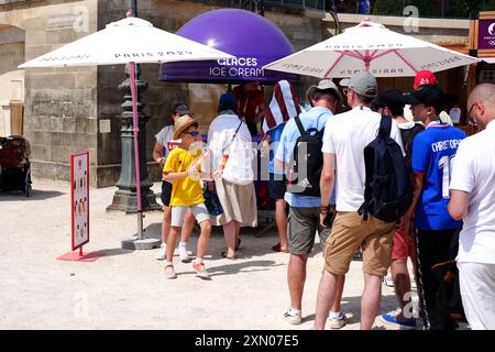 Les spectateurs font la queue pour une glace à la Concord le quatrième jour des Jeux Olympiques de Paris 2024 en France. Date de la photo : mardi 30 juillet 2024. Banque D'Images