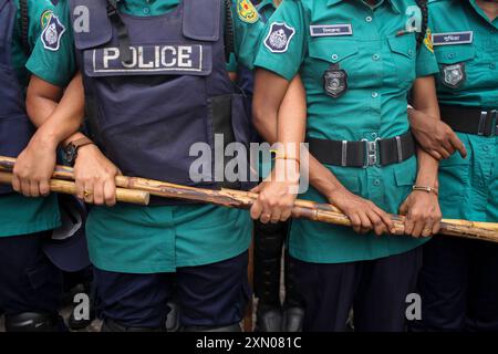 Dhaka, Dhaka, Bangladesh. 30 juillet 2024. La police a érigé des barricades de la main pour bloquer une marche de chant pour les personnes tuées lors des récentes manifestations étudiantes nationales contre les quotas d'emploi du gouvernement à Dacca le 30 juillet 2024. (Crédit image : © Abu Sufian Jewel/ZUMA Press Wire) USAGE ÉDITORIAL SEULEMENT! Non destiné à UN USAGE commercial ! Crédit : ZUMA Press, Inc/Alamy Live News Banque D'Images