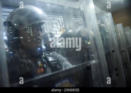 Les membres de la police nationale bolivarienne gardent le centre de vote Andres Bello, le plus grand de Caracas. Des centaines de personnes sont descendues dans la rue pour protester dans l'après-midi du 29 juillet, après que le Conseil électoral national (CNE) ait annoncé la veille que le candidat vénézuélien et président Nicolás Maduro était le « vainqueur irréversible ». Le rassemblement a commencé dans l'un des quartiers les plus emblématiques de la ville, 'El Petare'. Les chants exprimaient leur insatisfaction à l'égard du résultat. La situation s'est aggravée lorsque la Garde nationale bolivarienne est venue arrêter l'avancée des manifestants. (Photo par Israel FuG Banque D'Images