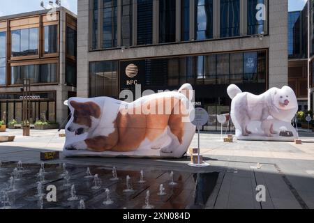 Shanghai, Chine. 30 juillet 2024. Une jolie image d'un chien est exposée dans le cadre d'une installation artistique au BFC Bund Financial Center dans le district de Huangpu à Shanghai, en Chine, le 30 juillet 2024. (Photo de Costfoto/NurPhoto) crédit : NurPhoto SRL/Alamy Live News Banque D'Images