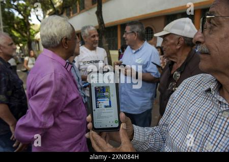 Les citoyens et les résidents du centre-ville de Caracas restent devant le bureau de vote d'Andres Bello, en attendant les résultats de l'élection présidentielle. Des centaines de personnes sont descendues dans la rue pour protester dans l'après-midi du 29 juillet, après que le Conseil électoral national (CNE) ait annoncé la veille que le candidat vénézuélien et président Nicolás Maduro était le « vainqueur irréversible ». Le rassemblement a commencé dans l'un des quartiers les plus emblématiques de la ville, 'El Petare'. Les chants exprimaient leur insatisfaction à l'égard du résultat. La situation s'est aggravée lorsque la Garde nationale bolivarienne est sortie pour arrêter th Banque D'Images