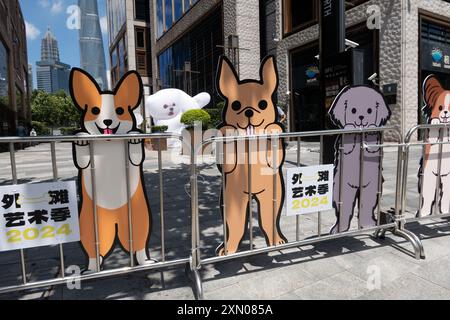 Shanghai, Chine. 30 juillet 2024. Une jolie image d'un chien est exposée dans le cadre d'une installation artistique au BFC Bund Financial Center dans le district de Huangpu à Shanghai, en Chine, le 30 juillet 2024. (Photo de Costfoto/NurPhoto) crédit : NurPhoto SRL/Alamy Live News Banque D'Images