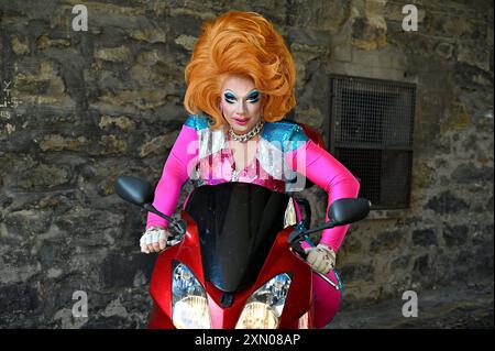 Édimbourg, Écosse, Royaume-Uni. 30 juillet 2024. Edinburgh Fringe : Reigning Queen of RuPaul's Drag Race UK, la célèbre performeuse Ginger Johnson, échange sa couronne contre un casque alors qu'elle apporte son tout nouveau drag and comedy show Ginger Johnson Blows Off ! Au Edinburgh Fringe 2024. Ginger Johnson s'envole ! Présentation au Pleasance Courtyard venue 33 à partir du 31 juillet. Crédit : Craig Brown/Alamy Live News Banque D'Images