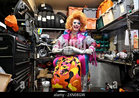 Édimbourg, Écosse, Royaume-Uni. 30 juillet 2024. Edinburgh Fringe : Reigning Queen of RuPaul's Drag Race UK, la célèbre performeuse Ginger Johnson, échange sa couronne contre un casque alors qu'elle apporte son tout nouveau drag and comedy show Ginger Johnson Blows Off ! Au Edinburgh Fringe 2024. Ginger Johnson s'envole ! Présentation au Pleasance Courtyard venue 33 à partir du 31 juillet. Crédit : Craig Brown/Alamy Live News Banque D'Images