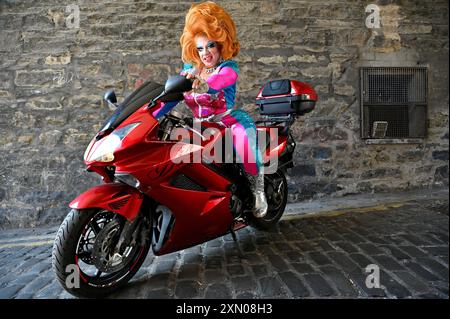 Édimbourg, Écosse, Royaume-Uni. 30 juillet 2024. Edinburgh Fringe : Reigning Queen of RuPaul's Drag Race UK, la célèbre performeuse Ginger Johnson, échange sa couronne contre un casque alors qu'elle apporte son tout nouveau drag and comedy show Ginger Johnson Blows Off ! Au Edinburgh Fringe 2024. Ginger Johnson s'envole ! Présentation au Pleasance Courtyard venue 33 à partir du 31 juillet. Crédit : Craig Brown/Alamy Live News Banque D'Images