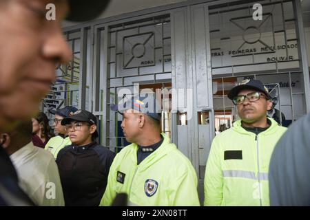 28 juillet 2024, Caracas, Venezuela : des membres de la police nationale bolivarienne gardent le centre de vote Andres Bello, le plus grand de Caracas, après la fermeture officielle du site. Des centaines de personnes sont descendues dans la rue pour protester dans l'après-midi du 29 juillet, après que le Conseil électoral national (CNE) ait annoncé la veille que le candidat vénézuélien et président NicolÃs Maduro était le ''vainqueur irréversible''. Le rassemblement a commencé dans l'un des quartiers les plus emblématiques de la ville, ''El Petare''. Les chants exprimaient leur insatisfaction à l'égard du résultat. La situation s'est aggravée lorsque le Nat bolivarien Banque D'Images