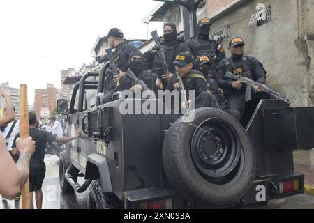 29 juillet 2024, Caracas, Venezuela : membres de la Direction générale du contre-espionnage militaire vus pendant la manifestation. Des centaines de personnes sont descendues dans la rue pour protester dans l'après-midi du 29 juillet, après que le Conseil électoral national (CNE) ait annoncé la veille que le candidat vénézuélien et président NicolÃs Maduro était le ''vainqueur irréversible''. Le rassemblement a commencé dans l'un des quartiers les plus emblématiques de la ville, ''El Petare''. Les chants exprimaient leur insatisfaction à l'égard du résultat. La situation s'est aggravée lorsque la Garde nationale bolivarienne est sortie pour arrêter la manifestation Banque D'Images