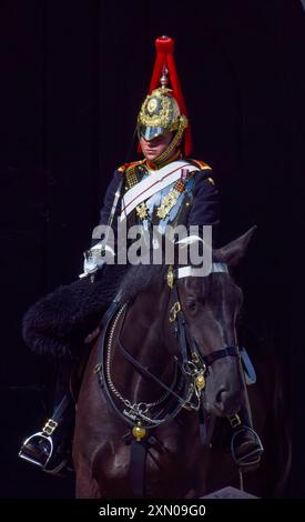 Londres, Royaume-Uni. 30 juillet 2024. Un garde de cavalerie domestique est assis sur un cheval devant Horse Guards à Westminster. Crédit : Vuk Valcic/Alamy Banque D'Images