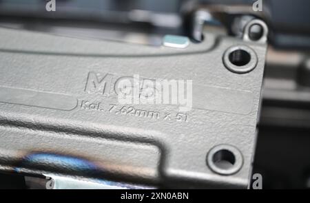 10 juillet 2024, Bade-Württemberg, Oberndorf : des pièces d'armes sont conservées dans un hall de production chez le fabricant d'armes Heckler et Koch. Photo : Bernd Weißbrod/dpa Banque D'Images