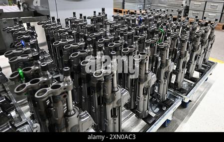 10 juillet 2024, Bade-Württemberg, Oberndorf : des pièces d'armes sont conservées dans un hall de production chez le fabricant d'armes Heckler et Koch. Photo : Bernd Weißbrod/dpa Banque D'Images