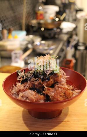 Cuisine japonaise : poulet karaage (poulet frit) avec sauce dashi à Kyoto, Japon Banque D'Images