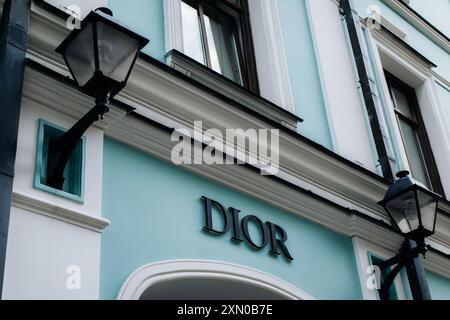 Façade turquoise historique vintage de boutique de mode avec logo Dior. Christian Dior est une société française qui possède le produit de vêtements de haute couture Banque D'Images