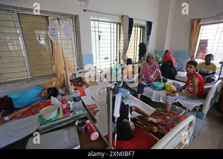 Dhaka. 30 juillet 2024. Les patients infectés par la dengue reçoivent un traitement dans un hôpital de Dhaka, au Bangladesh, le 29 juillet 2024. Le Bangladesh a signalé 226 nouveaux cas de dengue au cours des dernières 24 heures, a déclaré lundi la Direction générale des services de santé (DGHS) du ministère de la santé. Crédit : Xinhua/Alamy Live News Banque D'Images