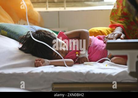 Dhaka. 30 juillet 2024. Un enfant infecté par la dengue reçoit un traitement dans un hôpital de Dhaka, au Bangladesh, le 29 juillet 2024. Le Bangladesh a signalé 226 nouveaux cas de dengue au cours des dernières 24 heures, a déclaré lundi la Direction générale des services de santé (DGHS) du ministère de la santé. Crédit : Xinhua/Alamy Live News Banque D'Images