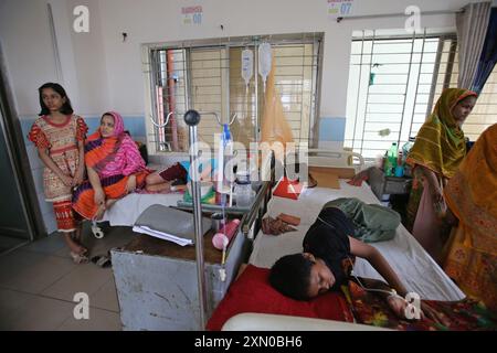 Dhaka. 30 juillet 2024. Les patients infectés par la dengue reçoivent un traitement dans un hôpital de Dhaka, au Bangladesh, le 29 juillet 2024. Le Bangladesh a signalé 226 nouveaux cas de dengue au cours des dernières 24 heures, a déclaré lundi la Direction générale des services de santé (DGHS) du ministère de la santé. Crédit : Xinhua/Alamy Live News Banque D'Images