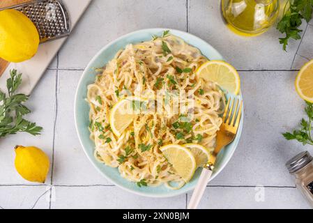 Pâtes au citron et poivre maison, spaghetti al limone avec sauce crémeuse au citron et au poivre, espace copie Banque D'Images