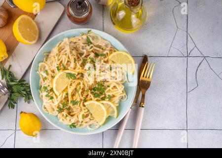 Pâtes au citron et poivre maison, spaghetti al limone avec sauce crémeuse au citron et au poivre, espace copie Banque D'Images