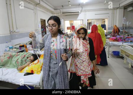 Dhaka. 30 juillet 2024. Les patients infectés par la dengue reçoivent un traitement dans un hôpital de Dhaka, au Bangladesh, le 29 juillet 2024. Le Bangladesh a signalé 226 nouveaux cas de dengue au cours des dernières 24 heures, a déclaré lundi la Direction générale des services de santé (DGHS) du ministère de la santé. Crédit : Xinhua/Alamy Live News Banque D'Images