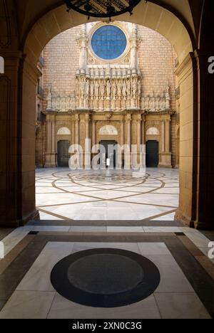 Basilique de Montserrat (XVIe siècle, entre gothique et Renaissance Stiles). Sanctuaire et monastère bénédictin, montagne sacrée de Montserrat, Barcelon Banque D'Images