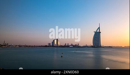 Émirats arabes Unis, Dubaï, 25 décembre 2016. Vue panoramique sur la plage de Jumeirah et les hôtels Burj Al Arab au coucher du soleil, mettant en valeur l'emblématique skyline Banque D'Images