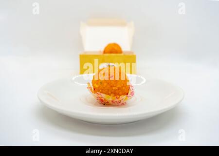 Une assiette de Motichur Laddoo Laddu pour le festival indien Diwali Sweets Banque D'Images