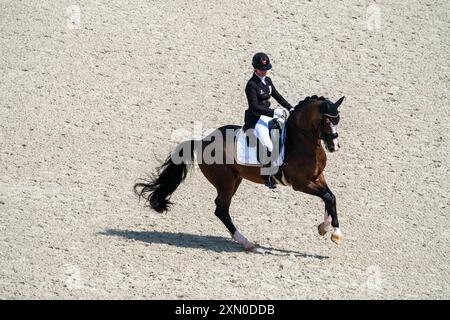 Versailles, France. 30 juillet 2024. Equestre, Larissa PAULUIS Riding FLAMBEAU lors de la qualification de dressage individuel Grand Prix des Jeux Olympiques de Paris 2024 le 30 juillet 2024 au Château de Versailles à Versailles, France - photo Christophe Bricot/DPPI Media Credit : DPPI Media/Alamy Live News Banque D'Images