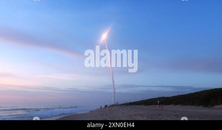 Cap Canaveral, États-Unis. 30 juillet 2024. Une fusée Atlas 5 de la United Launch Alliance (ULA) transportant une charge utile de sécurité nationale est lancée depuis la PAD 41 de la Station spatiale du Cap Canaveral vue depuis Canaveral National Seashore au Cap Canaveral. La mission USSF-51 classifiée pour l'US Space Force est le 58e et dernier lancement d'Atlas 5 supportant une charge utile de sécurité nationale, et le 100e lancement de mission de sécurité nationale pour l'United Launch Alliance (ULA). Crédit : SOPA images Limited/Alamy Live News Banque D'Images