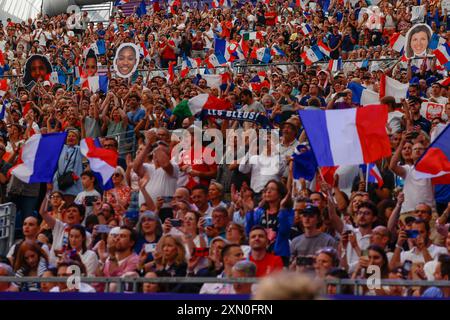 Fans, supporters, public, spectateurs, équipe d'épée féminine d'escrime, lors des Jeux Olympiques de Paris 2024 le 30 juillet 2024 au Grand Palais à Paris, France - photo Gregory Lenormand/DPPI Media/Panoramic Credit : DPPI Media/Alamy Live News Banque D'Images