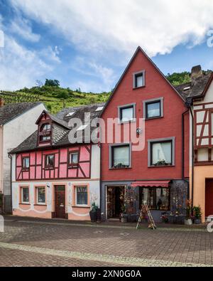 Charmantes maisons à colombages dans la vieille ville historique de Bernkastel-Kues, en Allemagne, sous un ciel bleu clair. Banque D'Images