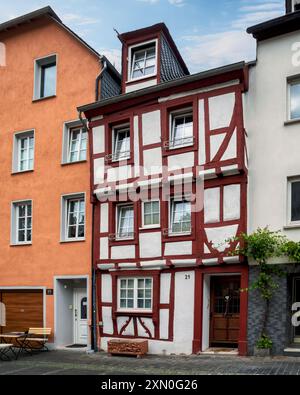 Charmantes maisons à colombages dans la vieille ville historique de Bernkastel-Kues, en Allemagne, sous un ciel bleu clair. Banque D'Images