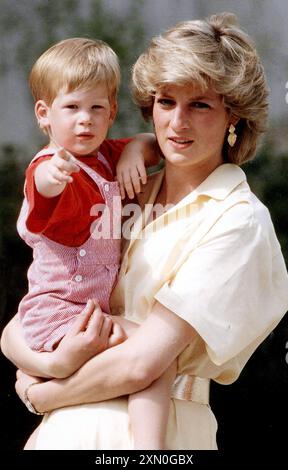 9-08-1987 Palma di Maiorca Archivio Storico Olycom/LaPresse Henry, duca di Sussex, Meglio noto come Harry (Henry Charles Albert David; Londra, 15 settembre 1984), è un nobile e militare britannico, principe e membro della famiglia reale britannica, quinto in linea di succesone al trono del Regno Unito e dei reami del Commonwealth, dopo il fratello e i nipoti. Ha ricoperto il grado di maggiore nel reggimento dell'Household Cavalry (bleus et royaux) dell'esercito britannico. È il figlio secondogenito del re Carlo III del Regno Unito e di Diana Spencer (1961-1997), nonché il quarto nipote dell Banque D'Images