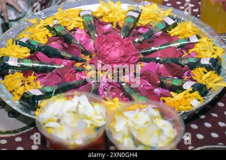 21-01-2022, Dewas, Inde, cône HennaMehendi placé dans plaque décorée en Inde. Mehndi Cone dans mariage, cérémonie Mehandi Banque D'Images