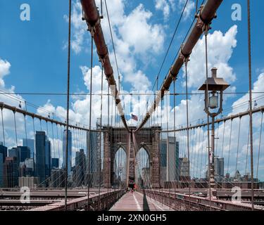 Manhattan, New York, États-Unis, 28 juin 2021 : Pont de Brooklyn avec ciel bleu et nuages, horizon de Manhattan en arrière-plan. Banque D'Images