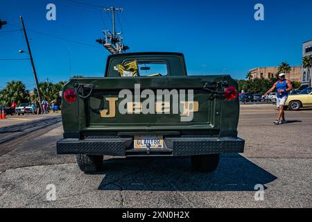 Gulfport, MS - 01 octobre 2023 : vue latérale en perspective haute d'une camionnette Jeep Gladiator J200 1965 lors d'un salon automobile local. Banque D'Images