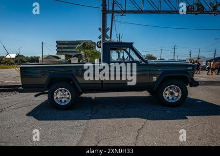 Gulfport, MS - 01 octobre 2023 : vue latérale en perspective haute d'une camionnette Jeep Gladiator J200 1965 lors d'un salon automobile local. Banque D'Images