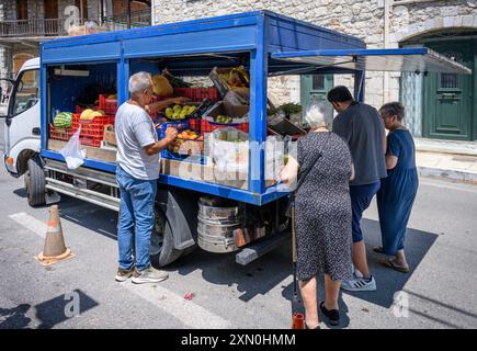 Les habitants achètent des fruits et légumes dans un magasin mobile dans le village de Stemnitsa, Arcadia, Grèce Banque D'Images