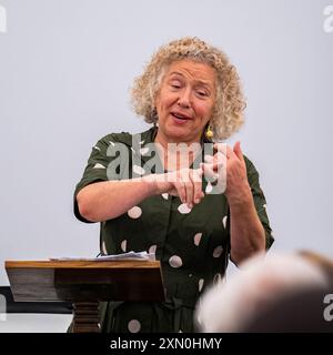 Harvington Hall, Harvington, Royaume-Uni. 27 juillet 2024. Sarah Gristwood présente « The Tudors in Love » et signe des copies de son nouveau livre. Credit Mark Lear / Alamy Live News ***POUR USAGE ÉDITORIAL SEULEMENT *** Banque D'Images