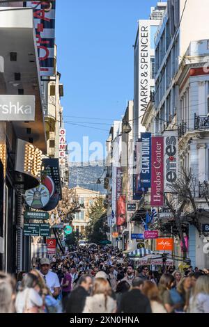 Foules de gens et de magasins sur la rue Ermou dans le centre d'Athènes, Grèce Banque D'Images