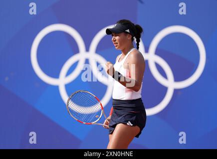 La Grande-Bretagne Heather Watson réagit lors du match de premier tour en double féminin avec Katie Boulter contre les allemandes Angelique Kerber et Laura Siegemund à Roland-Garros lors de la quatrième journée des Jeux Olympiques de Paris 2024 en France. Date de la photo : mardi 30 juillet 2024. Banque D'Images