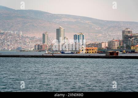 Vue sur les gratte-ciel et les bâtiments à Bayrakli, Izmir depuis la mer Banque D'Images