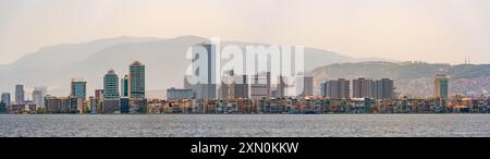 Vue sur les gratte-ciel et les bâtiments à Bayrakli, Izmir depuis la mer Banque D'Images