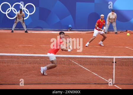 Paris, France. 30 juillet 2024. Jeux olympiques de Paris : Tennis : doubles masculins : Carlos Alcaraz et Rafael Nadal, d’Espagne, en action contre talon Griekspoor et Wesley Koolhoff, des pays-Bas, à Roland Garros lors des Jeux olympiques de Paris en 2024. Banque D'Images